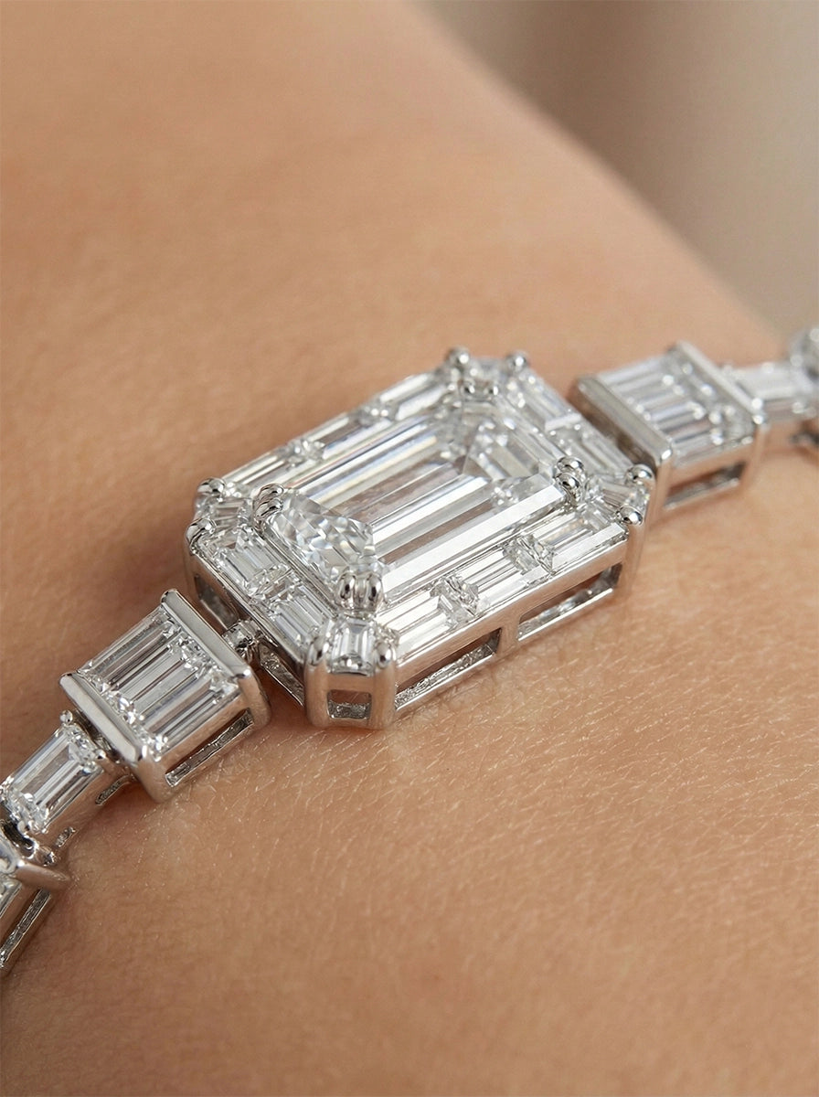 Baget Taşlı ve Halo Montürlü Gümüş Renk Zincir Bileklik