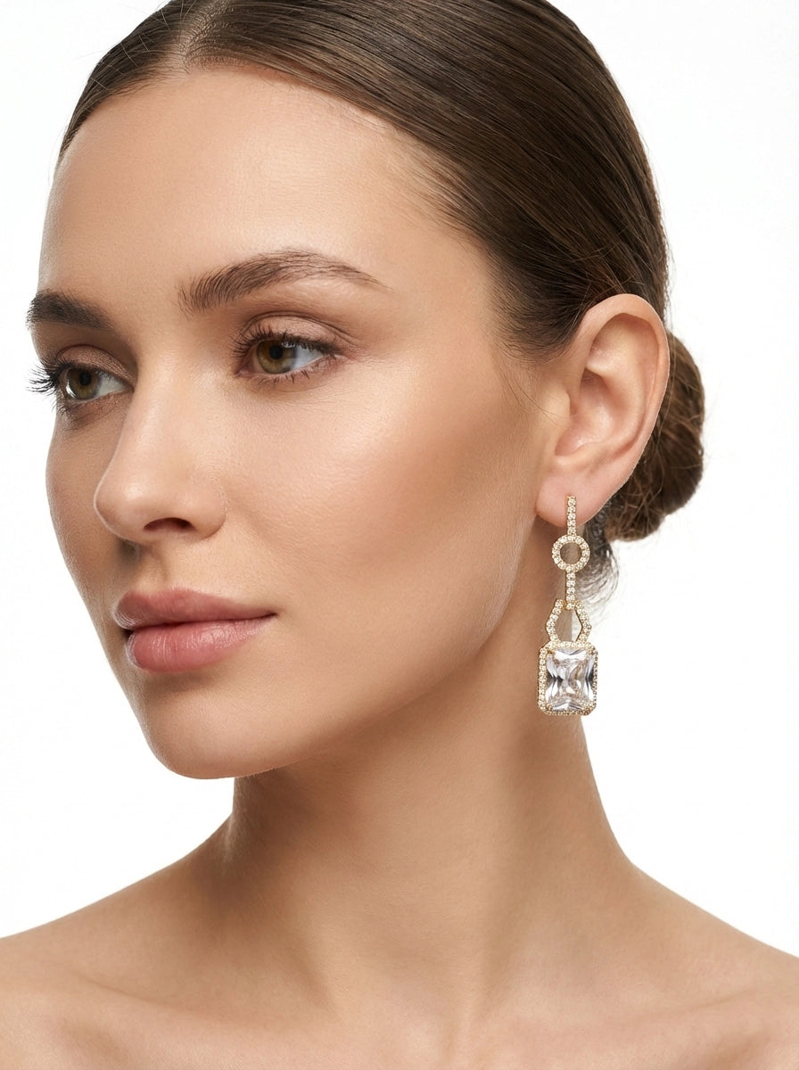 Baget Taşlı ve Sallantılı Gold Küpe