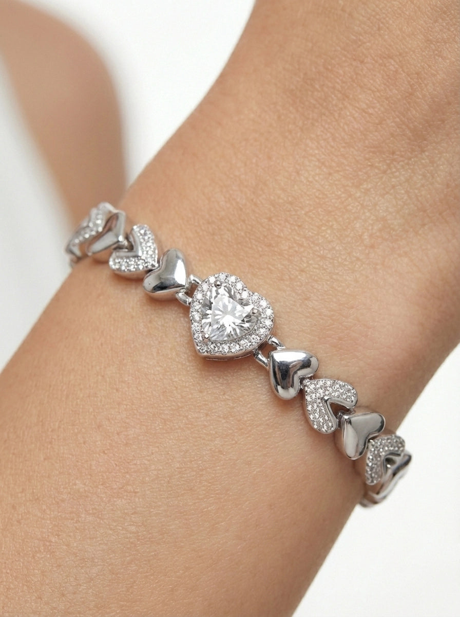 Zirkon Taşlı Sıralı Kalp Figürlü Zincir Bileklik