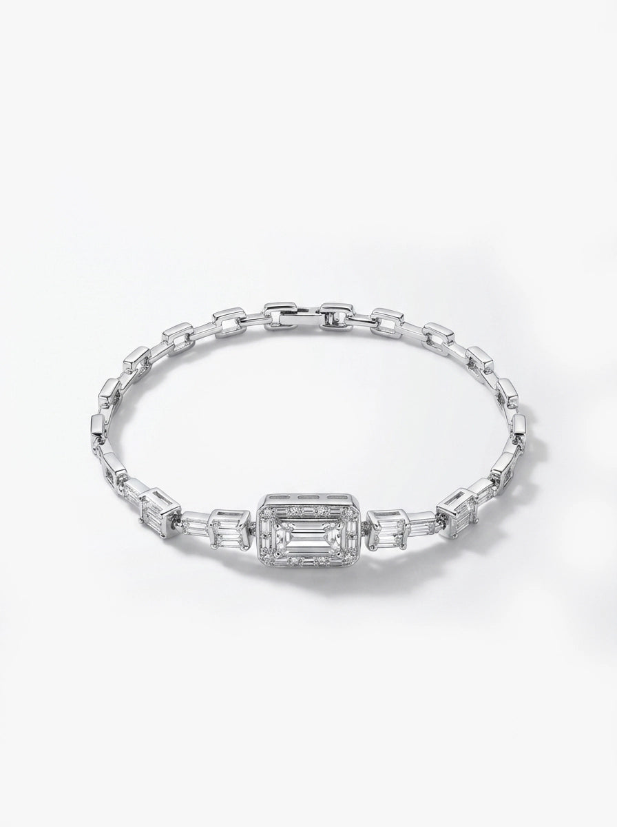 Baget Taşlı ve Halo Montürlü Gümüş Renk Zincir Bileklik