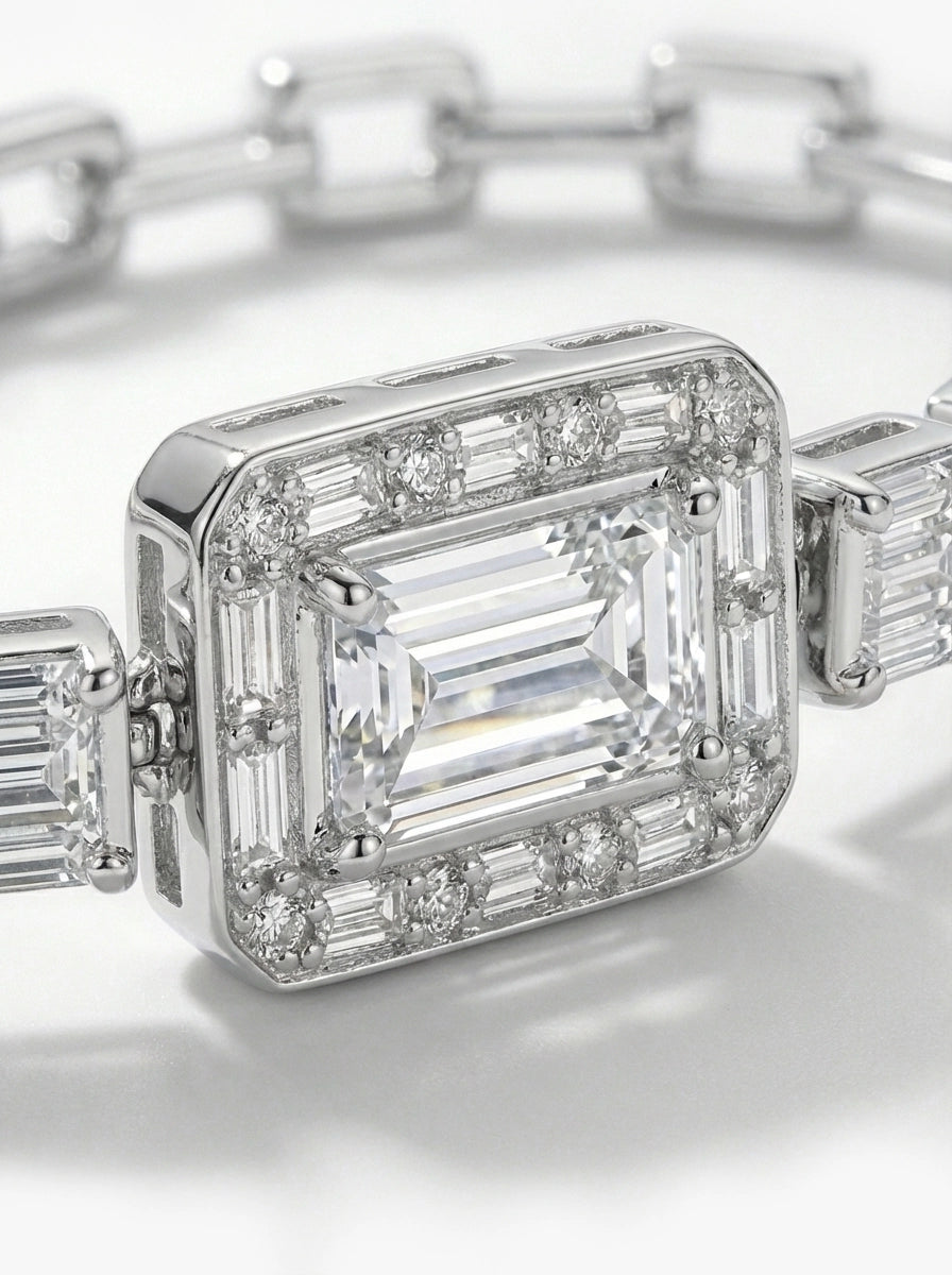 Baget Taşlı ve Halo Montürlü Gümüş Renk Zincir Bileklik