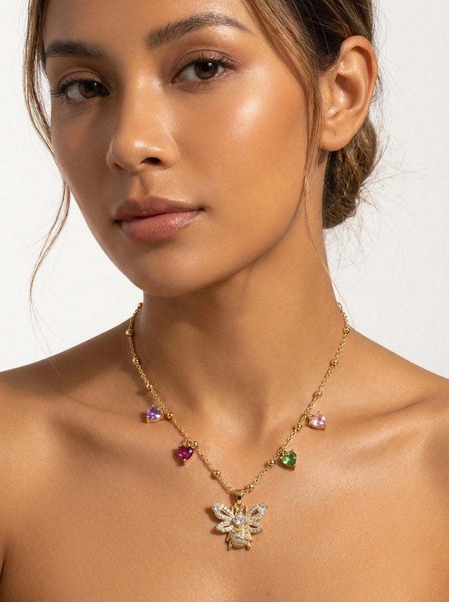 Renkli Kalp ve Arı Figürlü Kolye