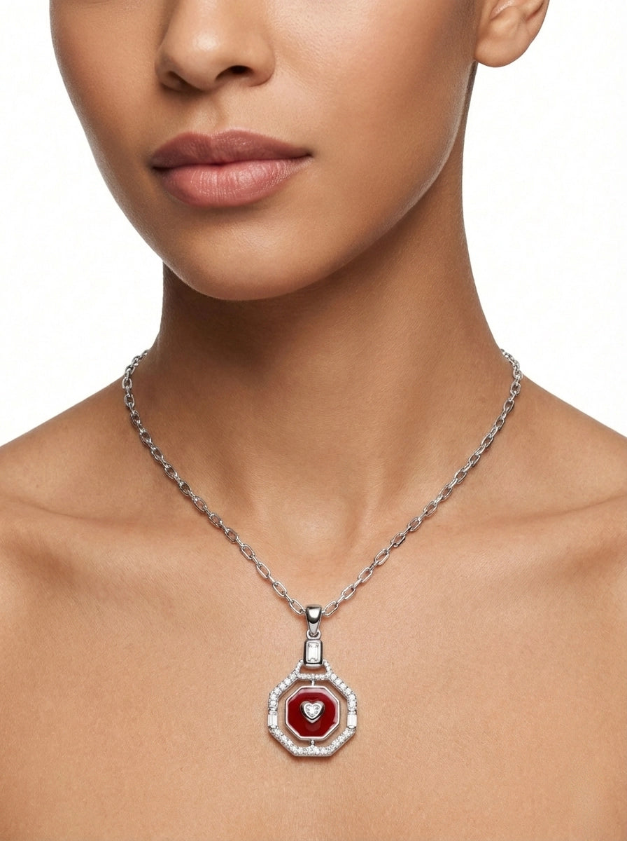 Kırmızı Mineli ve Kalp Figürlü Baget Taşlı Gümüş Renk Kolye
