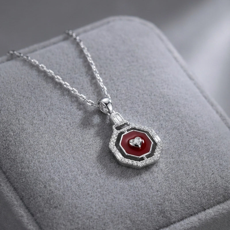 Kırmızı Mineli ve Kalp Figürlü Baget Taşlı Gümüş Renk Kolye