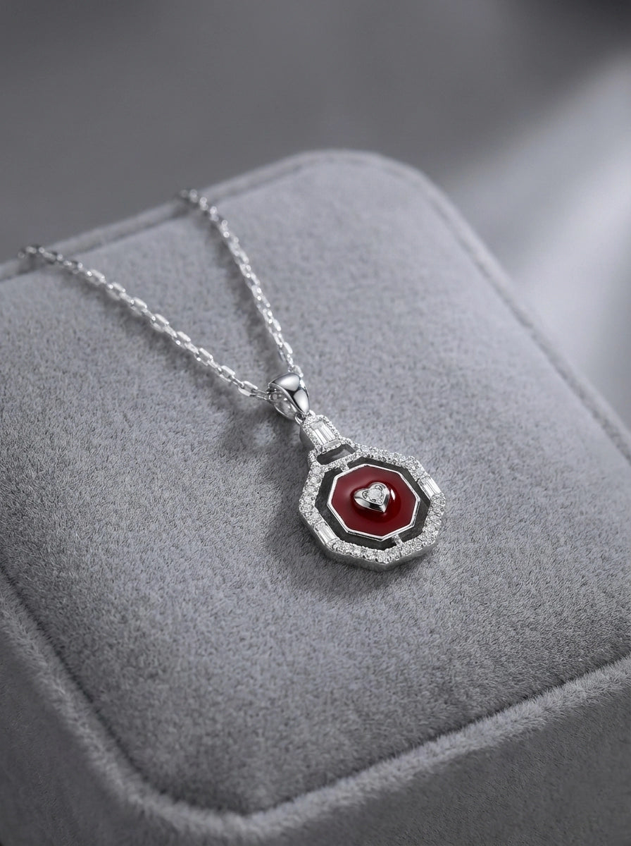 Kırmızı Mineli ve Kalp Figürlü Baget Taşlı Gümüş Renk Kolye