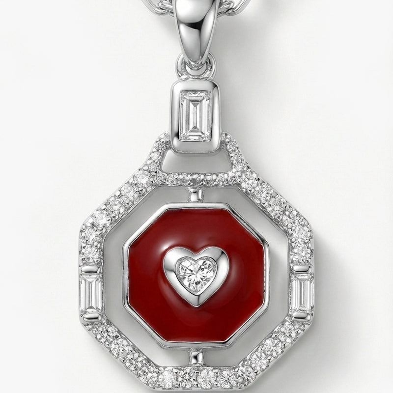 Kırmızı Mineli ve Kalp Figürlü Baget Taşlı Gümüş Renk Kolye