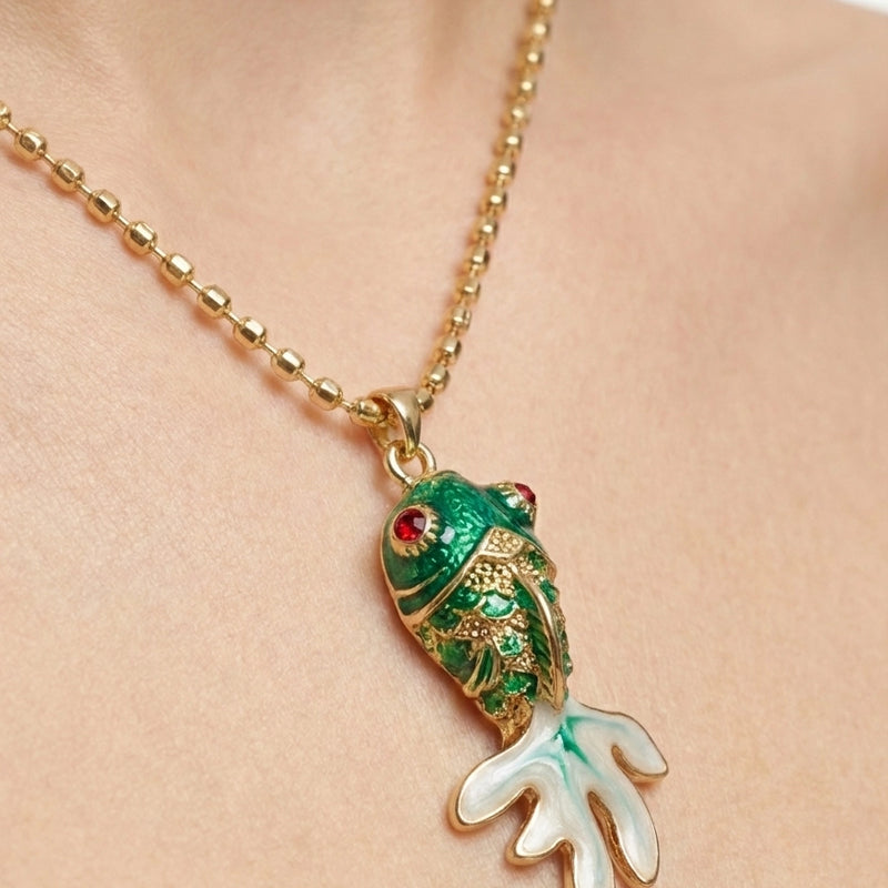 Yeşil Mineli Balık Figürlü Gold Top Zincir Kolye