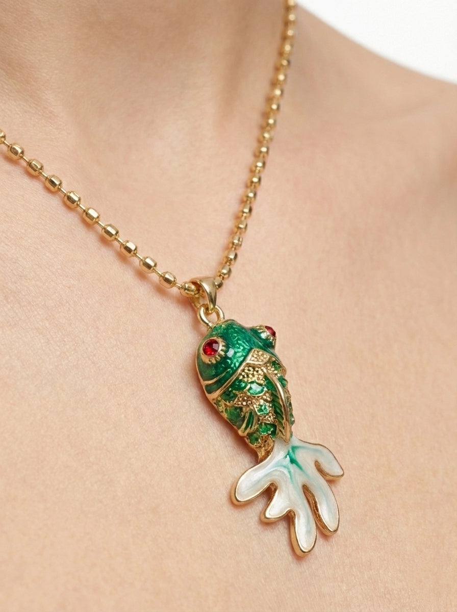 Yeşil Mineli Balık Figürlü Gold Top Zincir Kolye