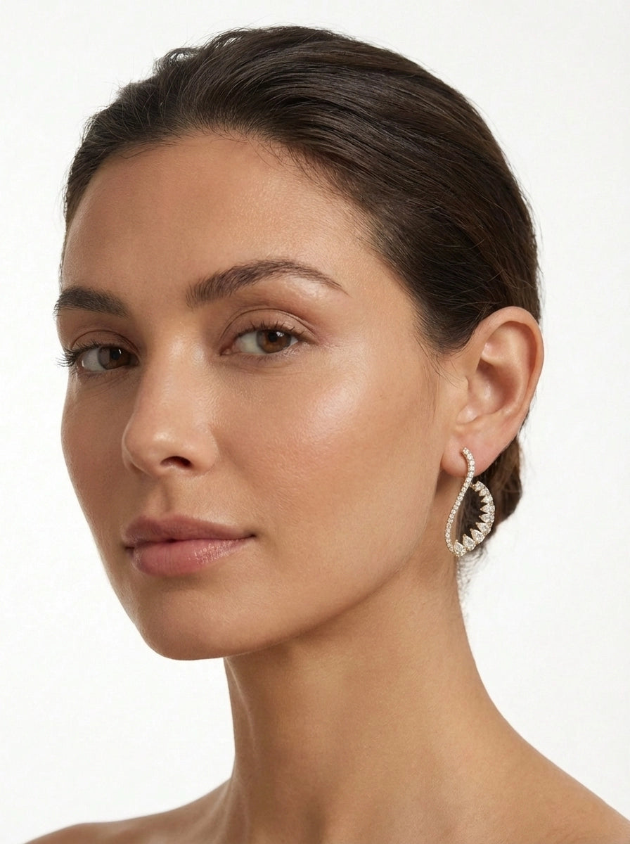 Damla Taşlı ve Kıvrımlı Tasarım Gold Küpe