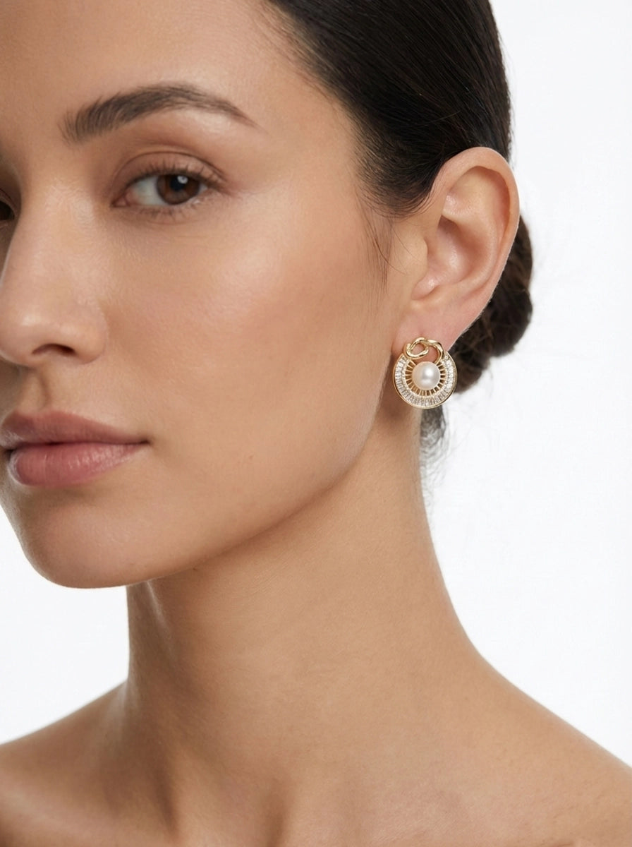 Düğüm Detaylı ve İncili Gold Çivi Küpe