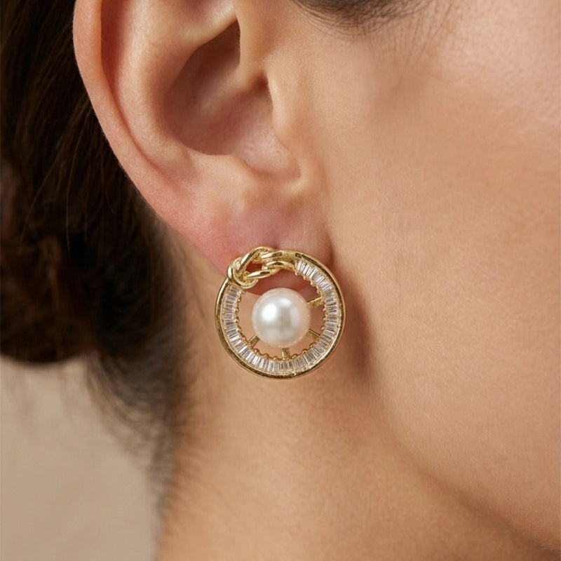 Düğüm Detaylı ve İncili Gold Çivi Küpe