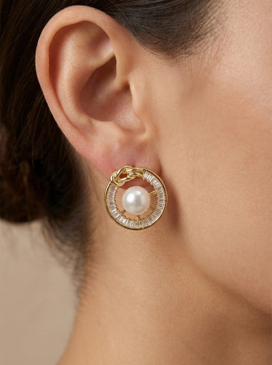 Düğüm Detaylı ve İncili Gold Çivi Küpe