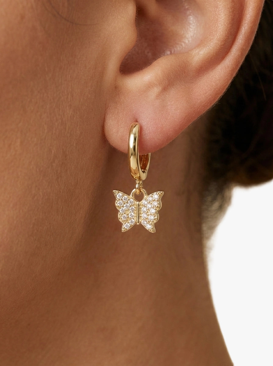 Tek Kelebek Figürlü Sallantılı Gold Halka Küpe