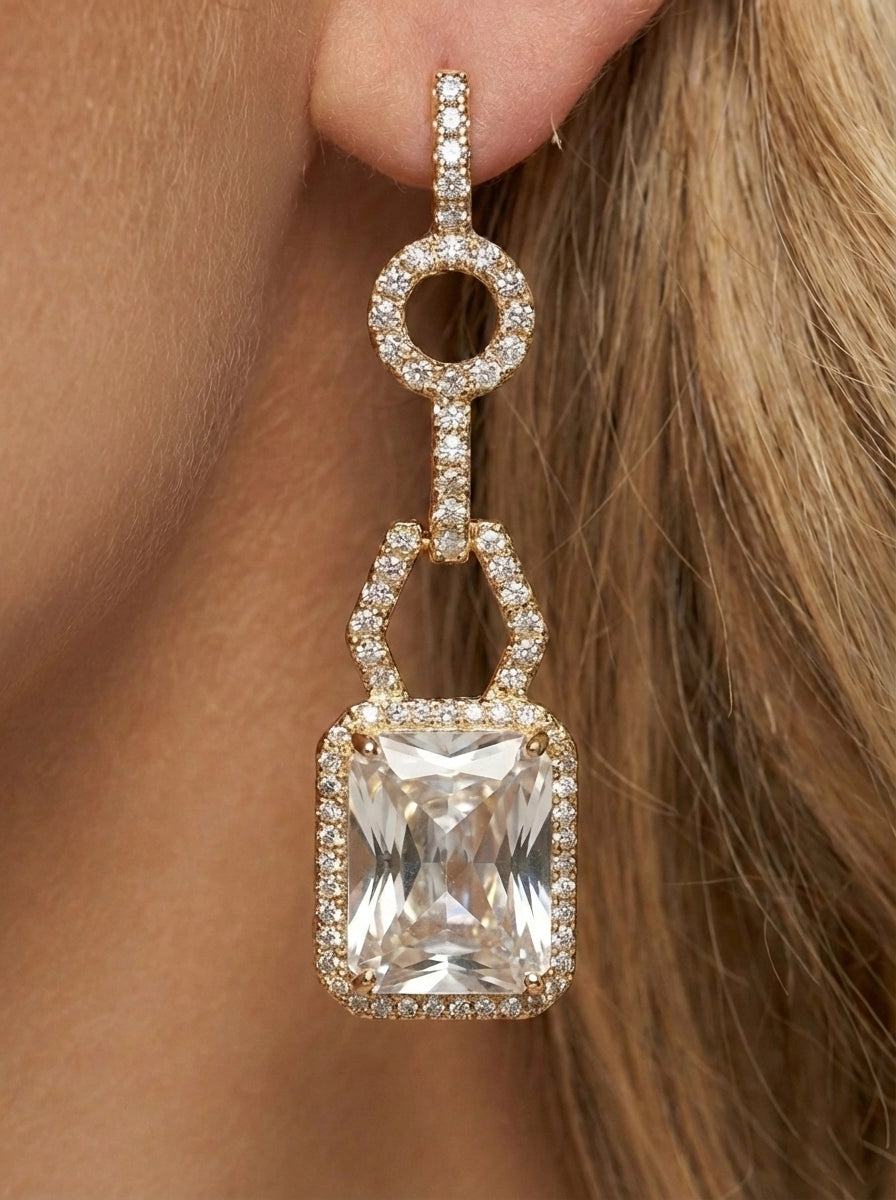 Baget Taşlı ve Sallantılı Gold Küpe